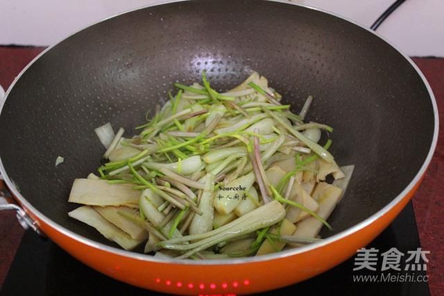  除夕夜，少吃猪肉羊肉，多吃这道菜，应季而食，鲜嫩营养去春燥！