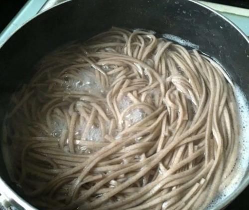 血脂|经常吃荞麦面到底能不能调节血糖、血脂？不管好坏，一类人别多吃