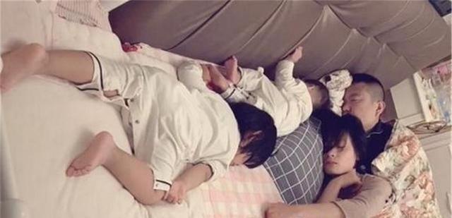 小宝|一家四口的“睡姿”让人捧腹,网友:这孩子怕不是充话费送的?