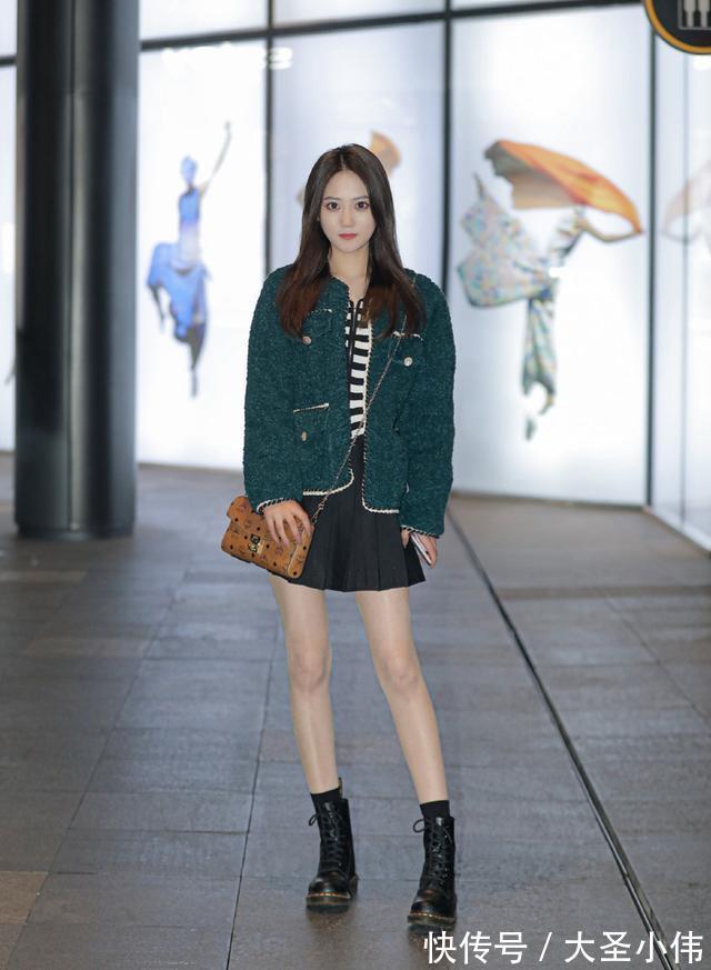 长靴|美女街拍:光腿袜虽然很潮流,但是搭配也要讲究,选对鞋子让人更漂亮