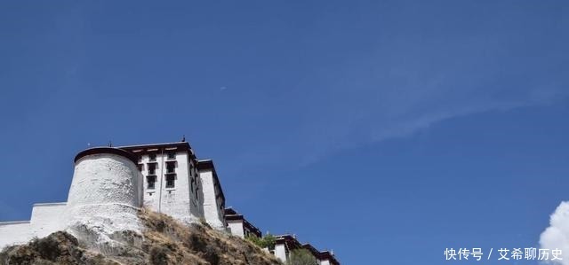 马布里山上著名的宫堡建筑群是藏族古建筑艺术精华