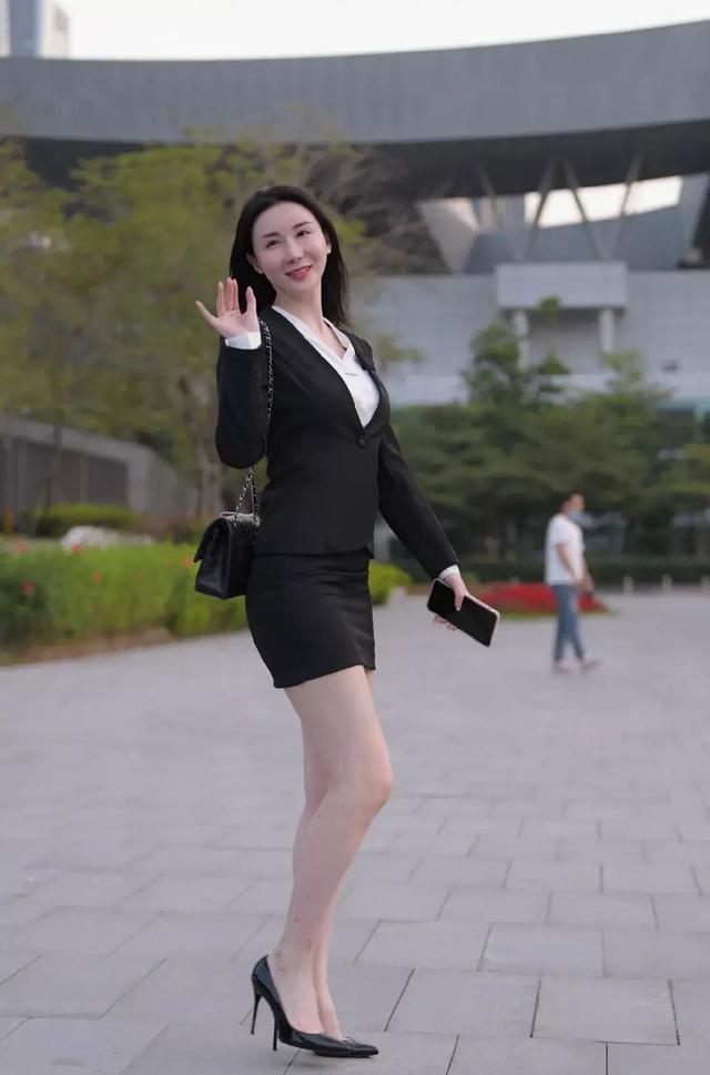 穿到|“职业装”穿到了街头, 可谓优雅又时髦, 营造另一种美感!