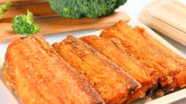 不管煎什么鱼，最好不要裹面粉！如此做，带鱼又香又酥，没腥味