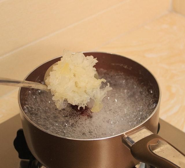 雪蛤桃胶银耳羹，多了这一步，出胶浓郁，爽滑美味，别偷懒了