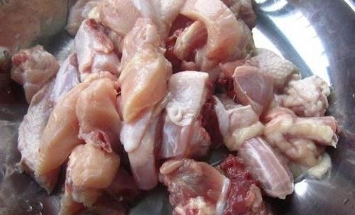 炖鸡汤时，直接加水炖大错特错，多加一步，鸡汤鲜美营养