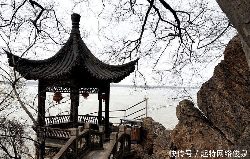 陶行知|陶行知在燕子矶头立了两块碑,一块石碑一块木碑,拯救了无数人