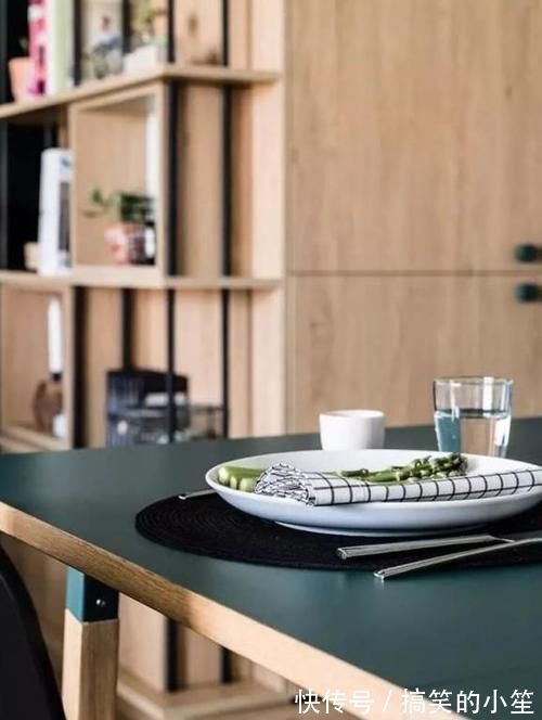 隔断|66㎡两居,以储物柜做隔断,以墨绿和原木配色,实用的文艺范儿