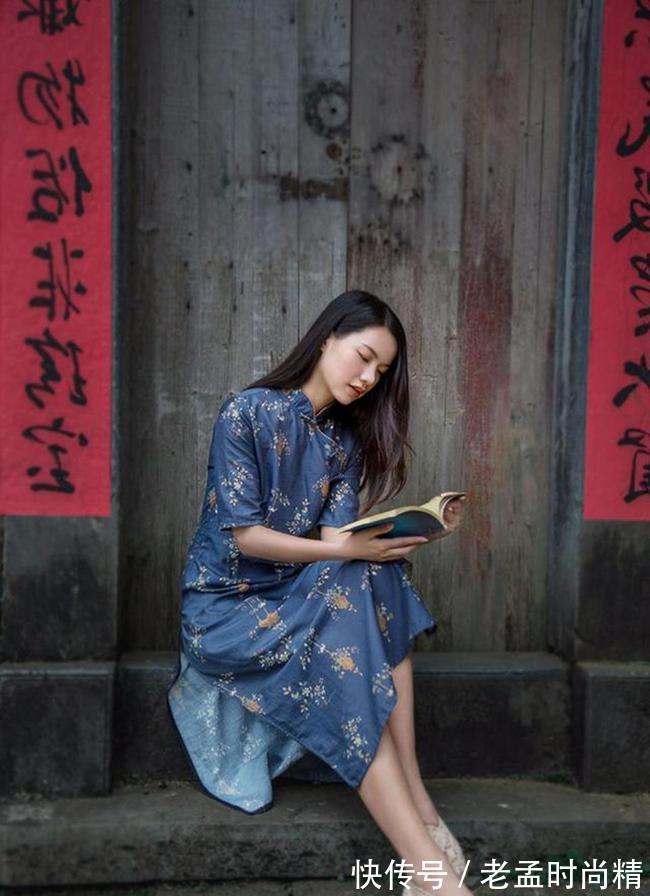 牛仔热裤 路人街拍,白色的短袖搭配牛仔热裤,很显青春活力