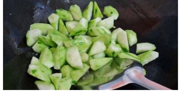 脆嫩|丝瓜炒虾仁，记住一个窍门，丝瓜不黑，口感脆嫩，鲜香好吃。