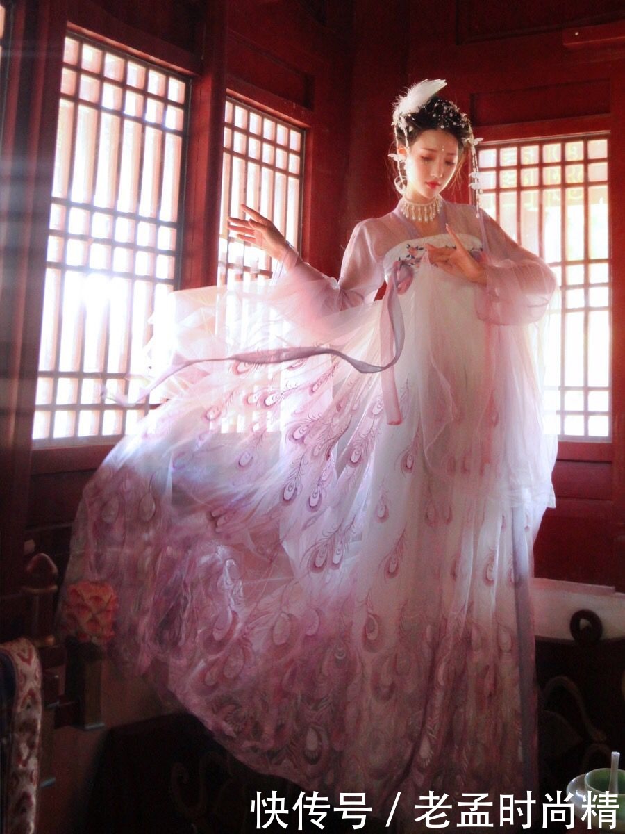 最近火了一种“孔雀”汉服，路人觉得很漂亮，同袍看了却直呼尴尬
