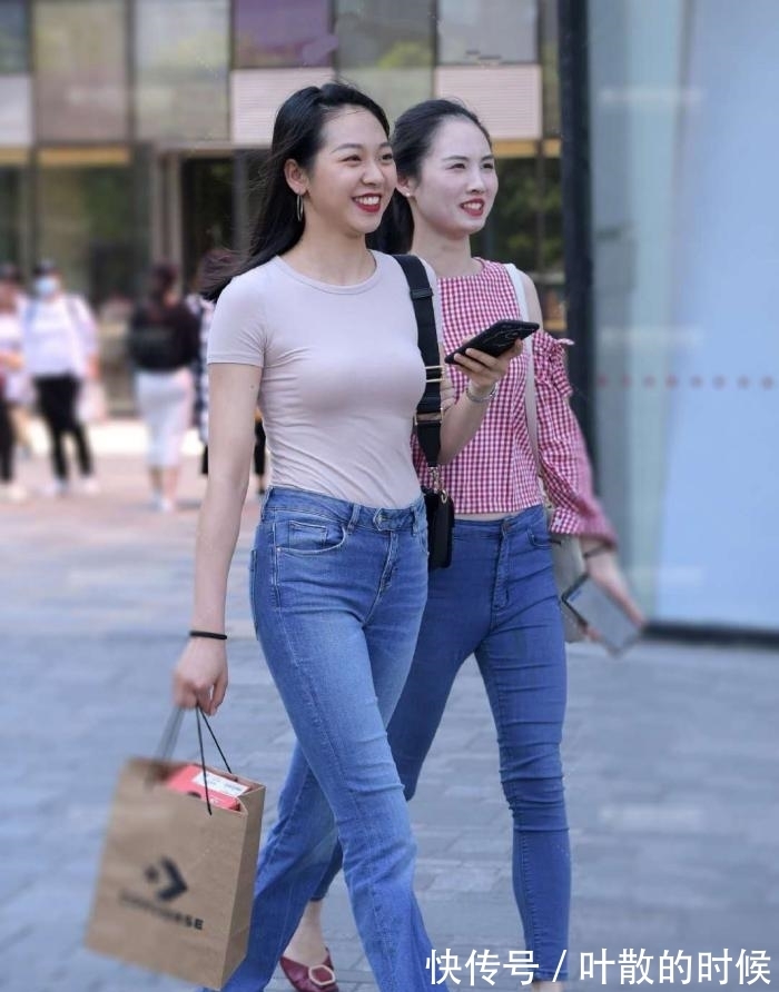 牛仔裤|如何轻松玩转逛街穿搭?粉色紧身T恤+阔腿牛仔裤,高级感说来就来