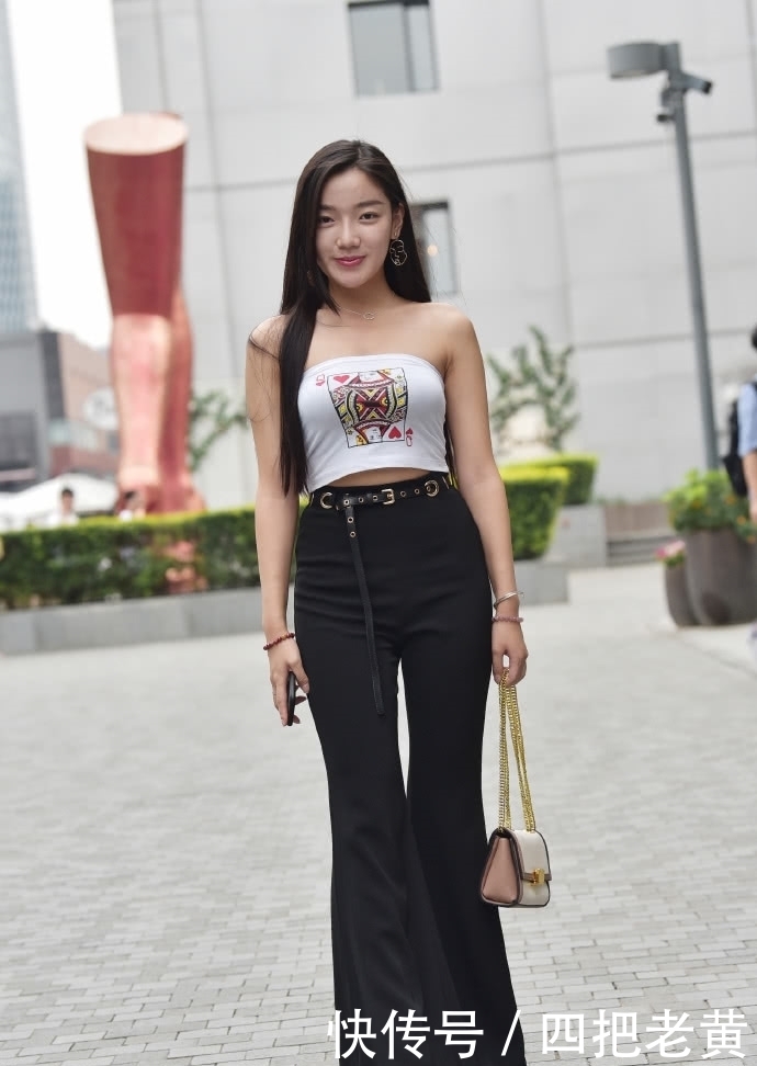 扑克中|小姐姐白色抹胸装有一个Q图案,这个Q带出了她迷人的身段!