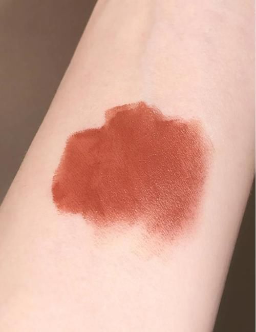 新年不知道选啥口红更出彩？这几支大牌冷门却很好看，个个都美