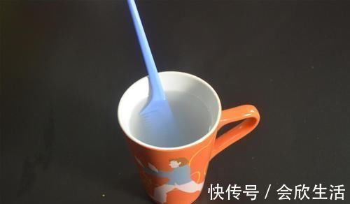 梳子脏了难清洗 只需用它泡一泡, 梳子立马洁净如新, 赶紧去试试