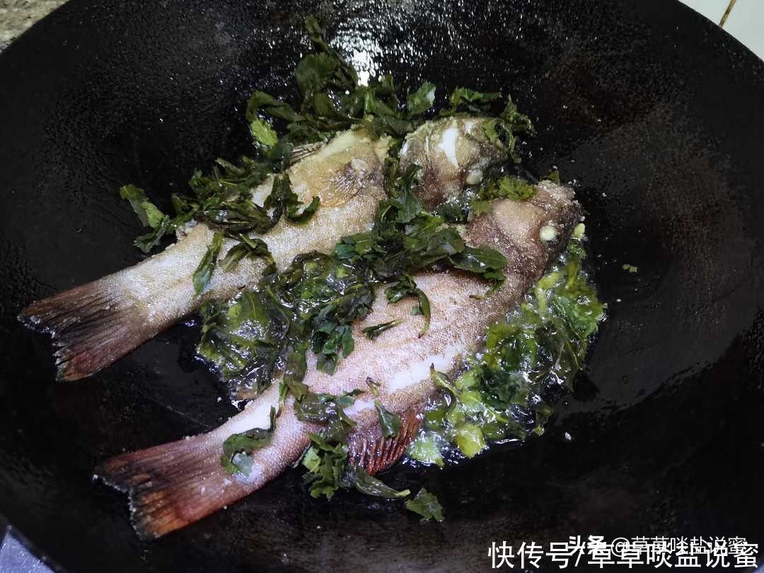 茶香过鱼，淡淡茶味，不油不腻；茶叶炸酥，香香脆脆，满嘴回甘