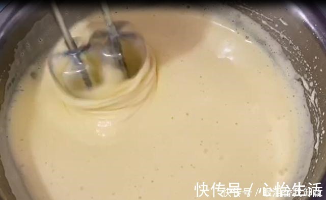 想吃|想吃无水蛋糕不要去买了！4个鸡蛋在家就能做，配方简单还好吃