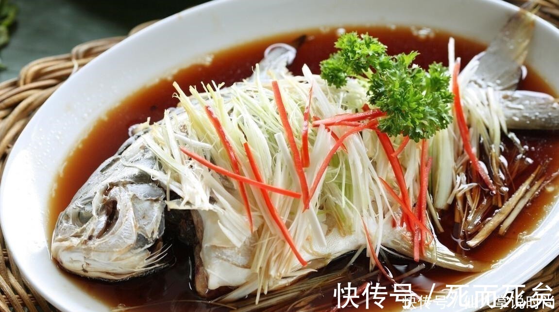清蒸鱼，用盐腌制还是料酒腌制大厨都不对，难怪不鲜嫩不好吃