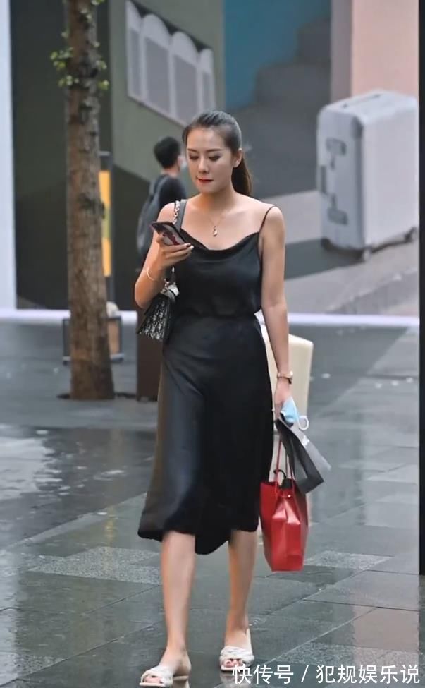 女人味 独具一格的真丝裙,小吊带看着像挂上去的一样