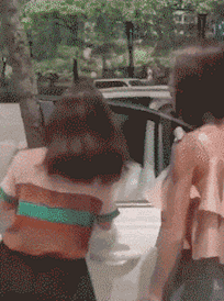 |搞笑GIF图:是时候该减肥了,不要再迷了你现在已经撞南墙了