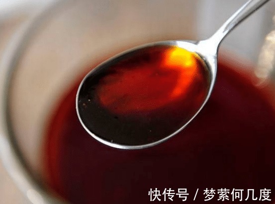 红亮|炒糖色时,马上下锅炒就大错特错了,多加这1步,糖色红亮不糊锅