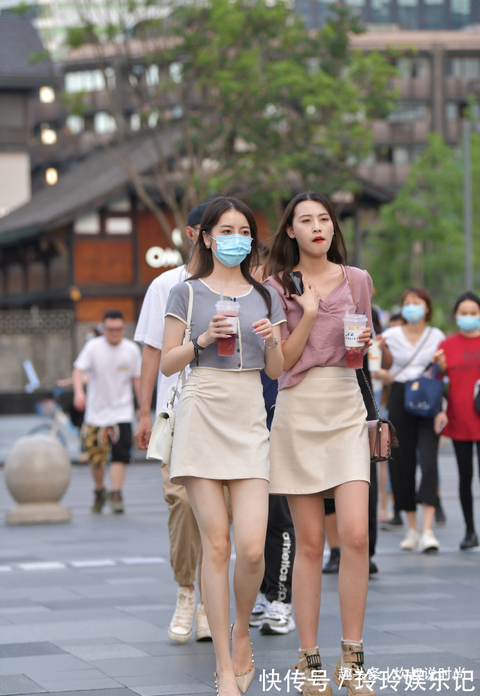 小姐姐 谁说闺蜜就要穿一样?不同的穿搭,同样有魅力!