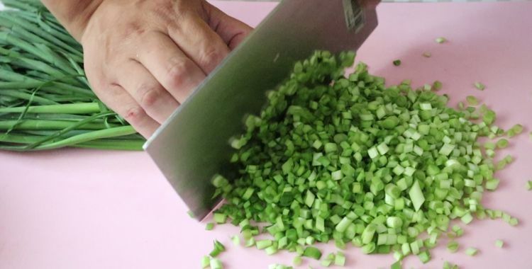 好吃|最简单最好吃的包子做法，薄皮大馅，皮酥馅香，儿子一盘不够吃