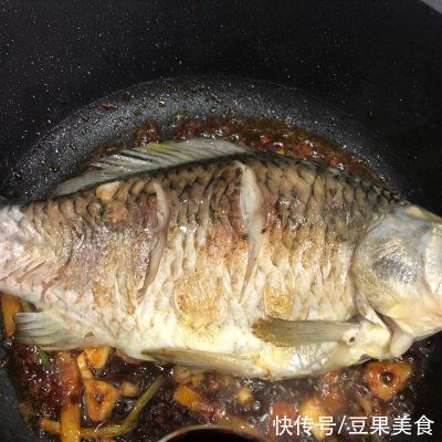 这道年夜饭必备家常红烧鲫鱼简单快手，超下饭