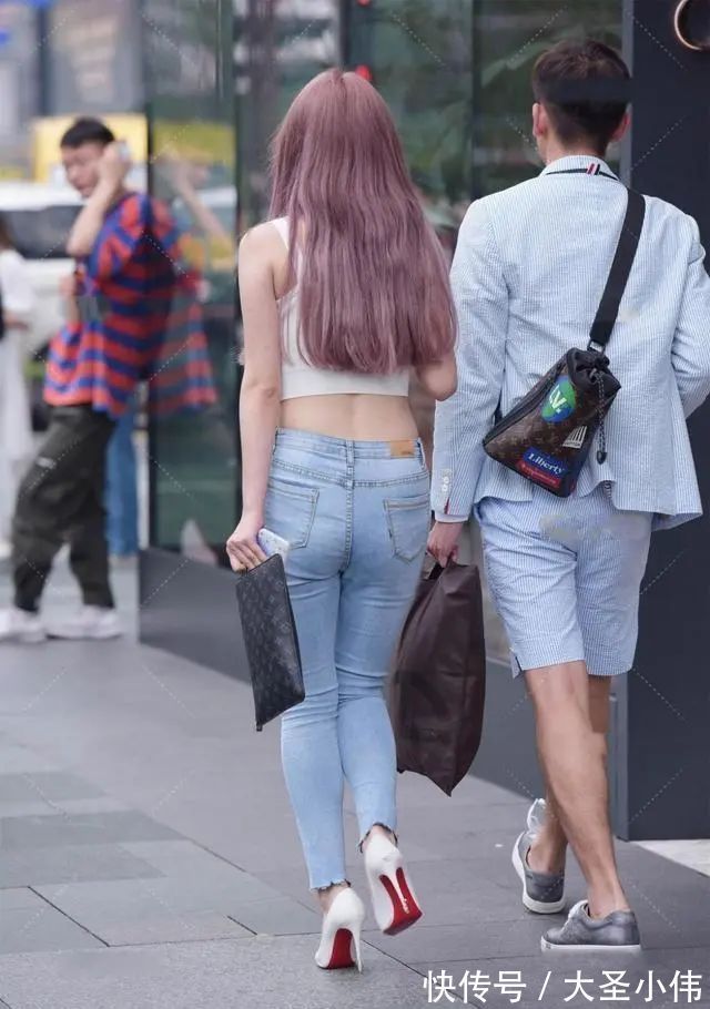 铅笔裙|美女街拍:牛仔裤用心穿搭,让女性变更加高挑,牛仔裤都可以