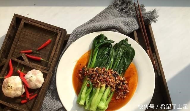 口感滑嫩的蒜蓉芥兰,搭配老干妈清甜脆爽,下饭首选