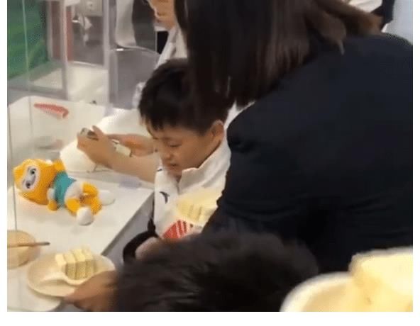 跳水|全红婵获赠蛋糕，刚想吃被队医制止，红姐气鼓鼓坐一旁，逗笑师姐