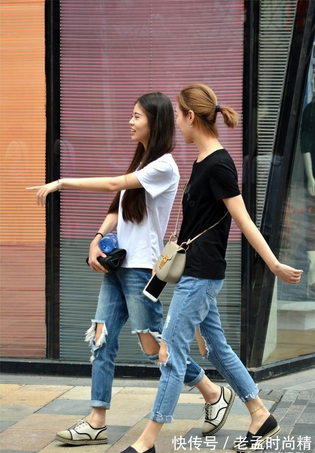 蕾丝|街拍,美女身上穿着一件黑色的吊带连衣裙,显得更加的高贵