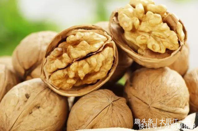 果肉|买核桃就要挑“母”的，果肉厚不发苦，学会这3个招，一挑一个准