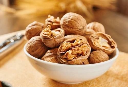 延缓衰老|女人45岁后别太节约,多吃5种食物,每天坚持一运动或补充雌激素