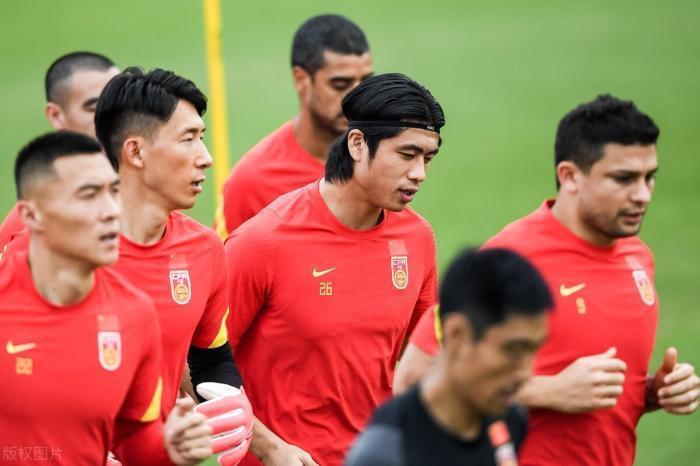 广州队|没有了杨立瑜、高拉特,国足赛场谁给艾克森传球?球迷:他用不着