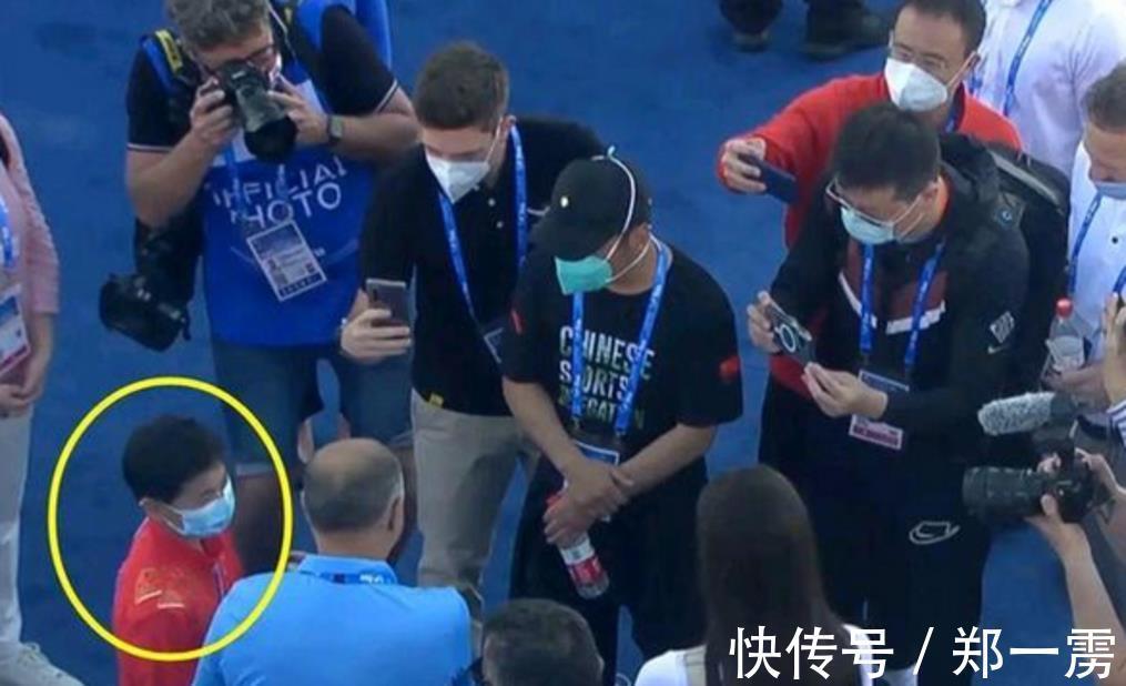 中国跳水队|全红婵业务娴熟!赛后被记者团团包围,红姐对答如流游刃有余
