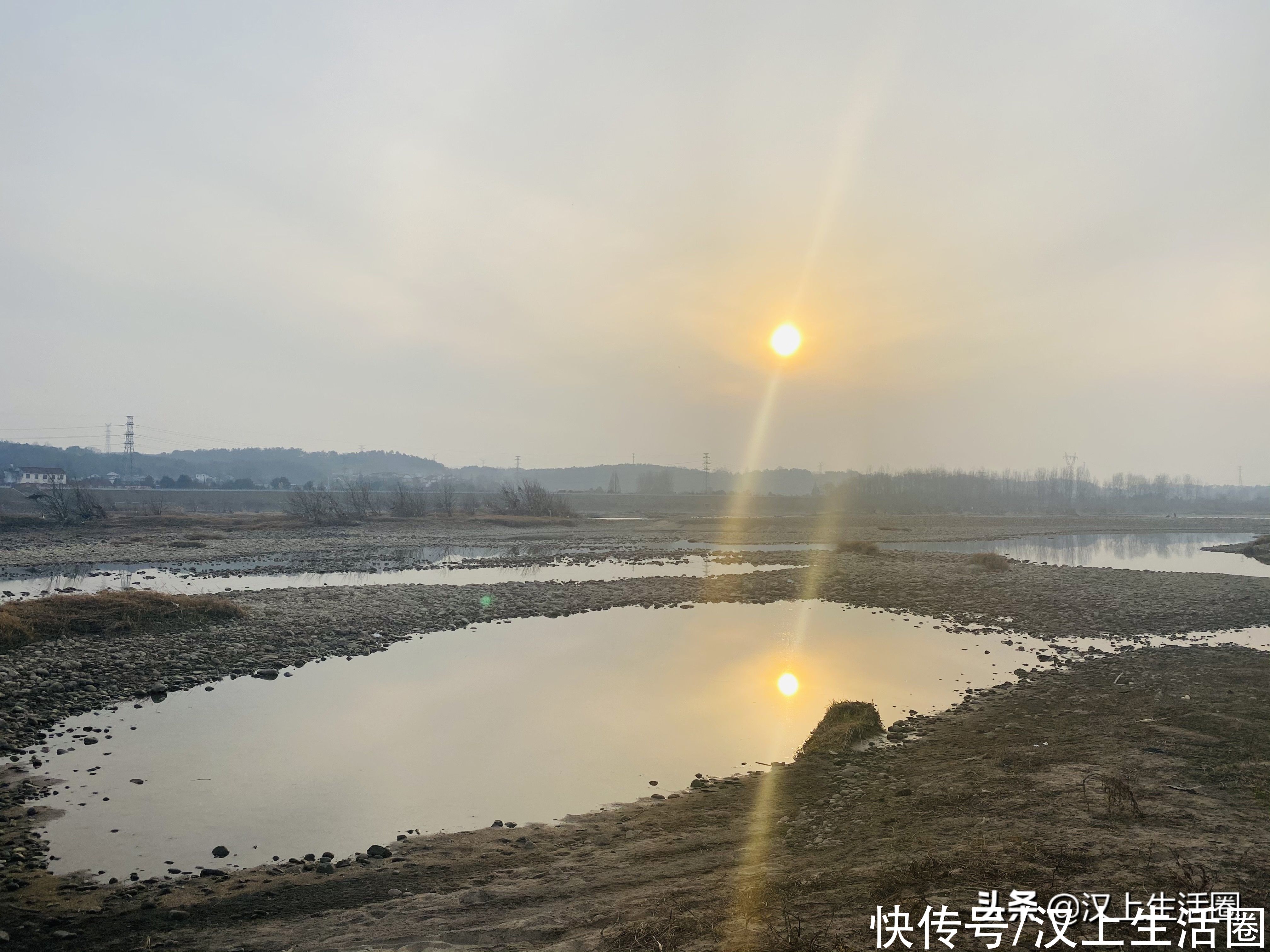 墨秋日曰：独卧溪边任水流，静坐青石意悠悠，风爱荒野