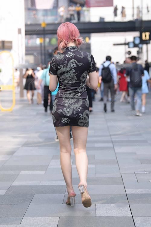 小姐姐如此清凉，想过去给她披肩外套，这样的类型带回家会挨揍么