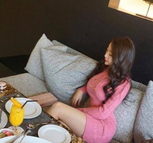 少妇 身材微胖美少妇,时尚紧身包臀裙,尽显迷人的身段!