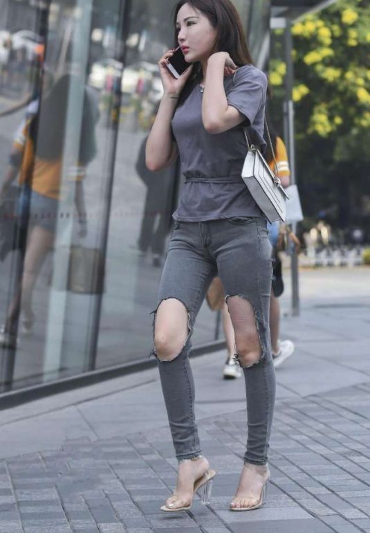 街拍喷泉边偶遇一位时尚靓丽的辣妈,皮肤白皙大长腿迷人