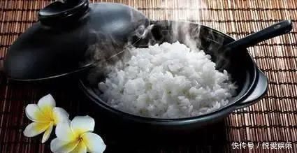 蒸米饭别只加冷水,记牢这4个技巧,白米饭绵软芳香、颗颗明晰