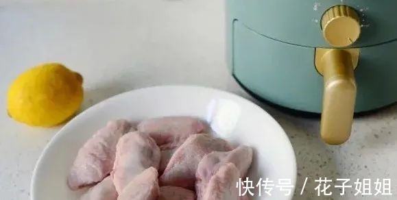 鸡翅|柠檬黑椒烤鸡翅,肉嫩多汁!好吃到停不下来!