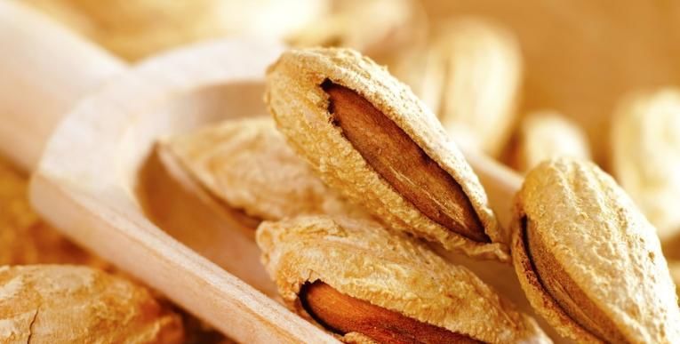 胆固醇|一天一把巴旦木，血糖血脂都能乖乖“听话”，你平时喜欢吃吗