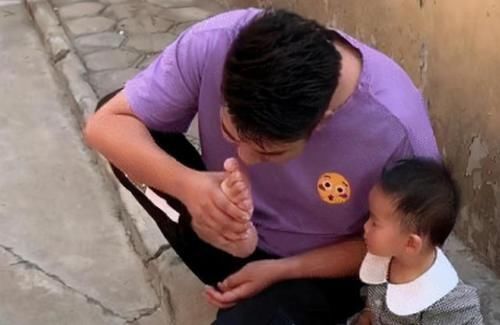 爸爸|爸爸和舅舅抢着抱宝宝走红,像极了猪八戒看人参果:越看越喜感