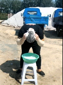 |搞笑GIF:我都不敢这么p,她却敢这么长!