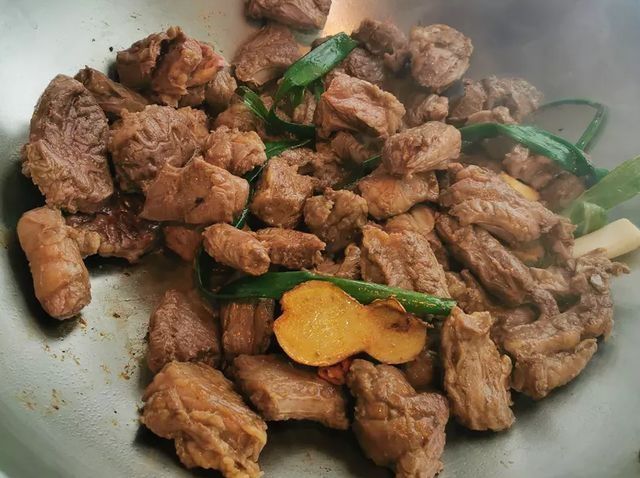 放假在家吃什么?大叔教你红烧牛肉,浓郁入味,口感鲜香,超简单
