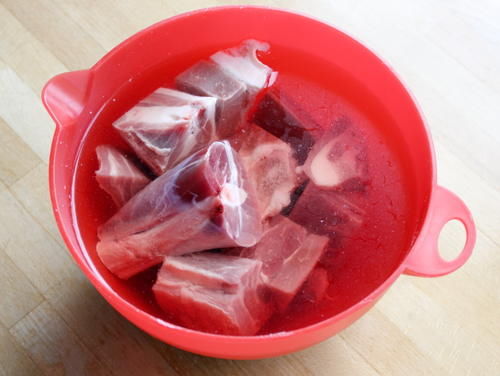 怎么熬好羊骨头汤?无论清汤奶白汤,最忌乱放香料,无肉味汤不鲜