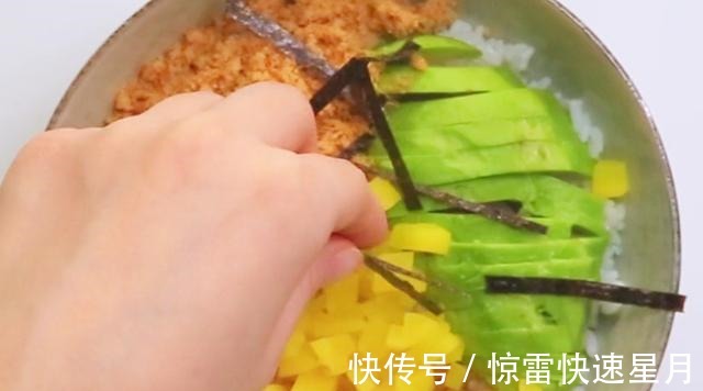 美食|荤素搭配的美味拌饭，搭配牛油果真好吃，营养又解馋的居家美食！
