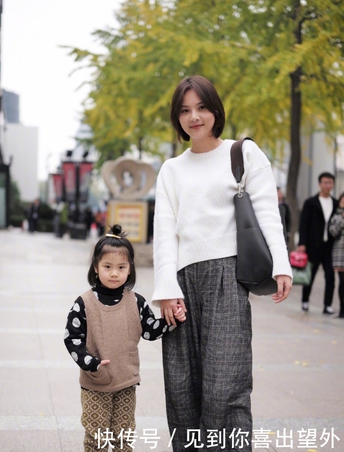 杭州辣妈眼光真棒,和女儿穿亲子装出门好时髦,每一套都值得借鉴