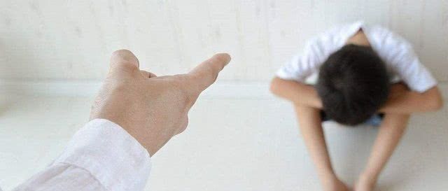 教育方式|孩子小时候,如果父母经常做这3件事,长大后,他多半会没出息