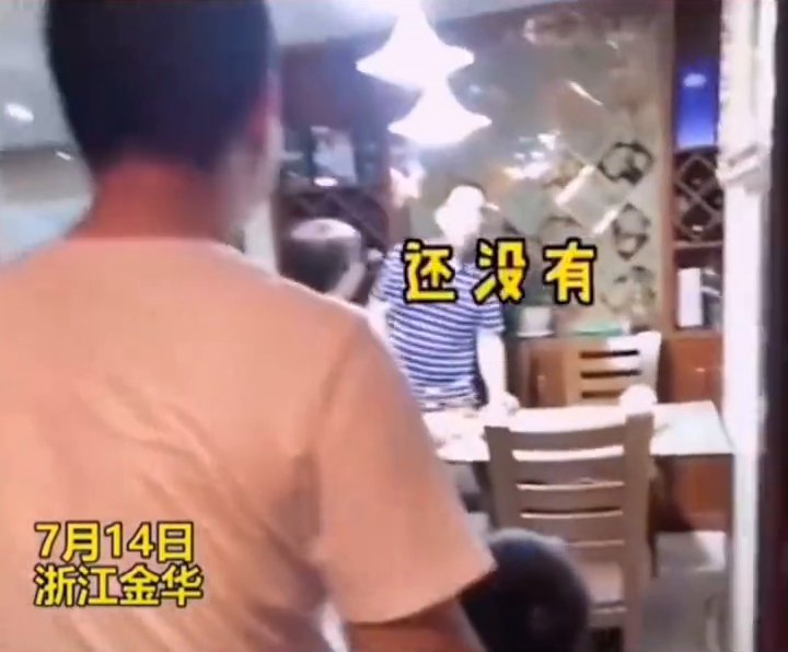 爸爸|萌娃发现爷爷家在吃饭 爸爸带娃蹭饭一扫而光